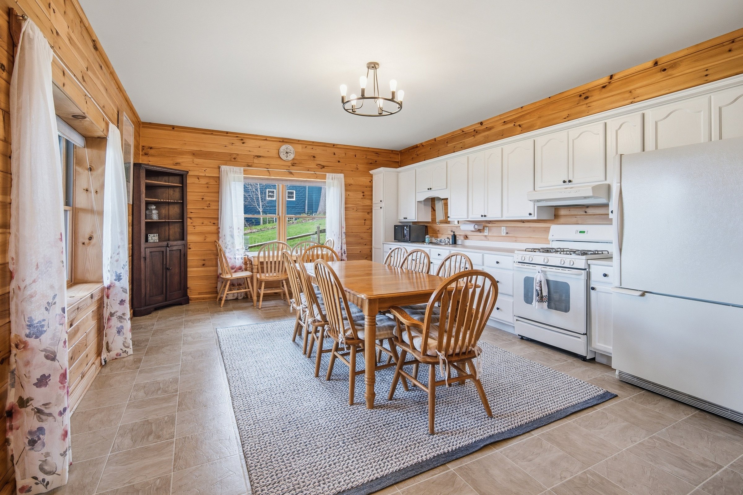 Second kitchen and dining area